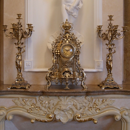 Каминные бронзовые часы с 2 бронзовыми канделябрами для 6 свечей